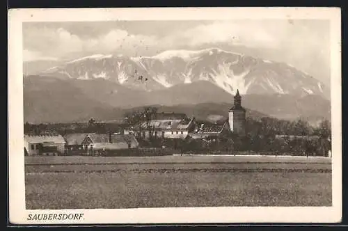 AK Saubersdorf, Ortsansicht vom Feld aus gegen die Berge