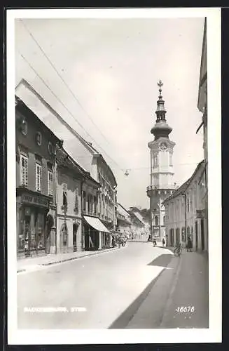 AK Radkersburg /Stmk., Strassenpartie mit Geschäft und Turm
