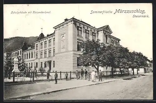 AK Mürzzuschlag, Das Schulgebäude mit dem Kaiserdenkmal