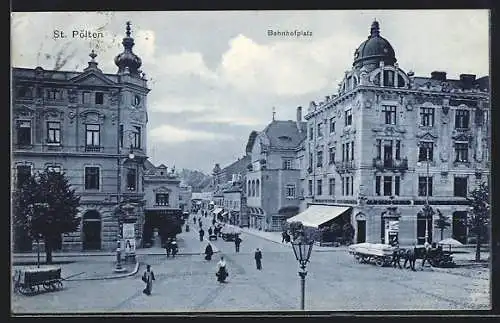 AK St. Pölten, Bahnhofplatz mit Geschäften und Litfasssäule