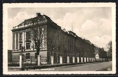 AK St. Pölten /N.-D., Hesserkaserne mit Strassenpartie