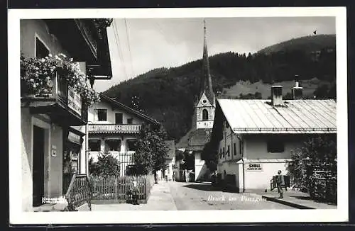 AK Bruck im Pinzgau, Strassenpartie, Blick zur Kirche