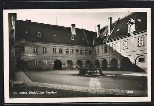 AK St. Pölten, Bischöfliche Residenz, Innenhof mit Brunnen