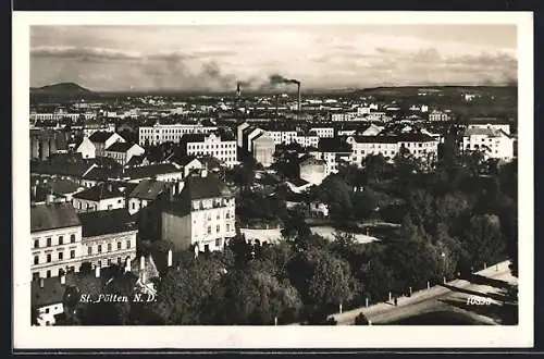 AK St. Pölten /N. D., Ortsansicht mit rauchenden Fabrikschornsteinen