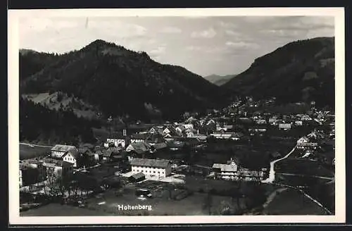 AK Hohenberg, Ortsansicht mit bewaldeten Bergen