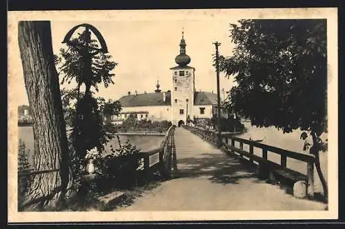 AK Gmunden, Seeschloss Ort mit Brücke