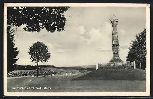 AK Catterfeld /Th., Säulendenkmal mit Blick zum Ort