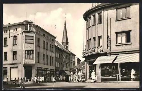 AK Apolda / Thüringen, Bahnhofstrasse mit Geschäfts- und Häuserfassaden, Kirchturm