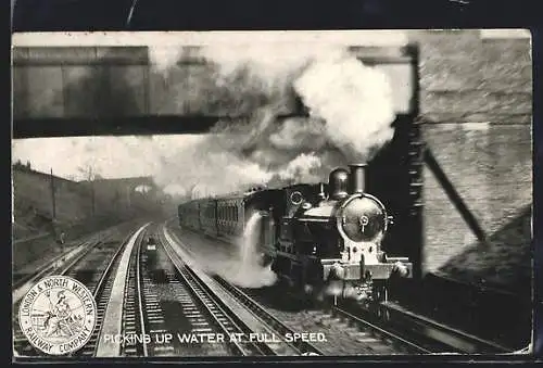 AK Picking up the water at full speed, Eisenbahn, englische Eisenbahn