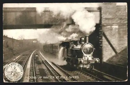 AK Picking up the water at full speed, Eisenbahn, englische Eisenbahn