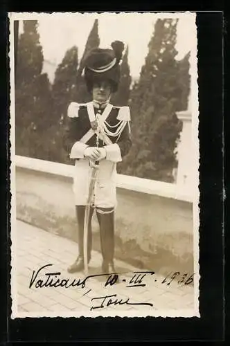 AK Vatikanstadt, Schweizergardist in Uniform mit Säbel