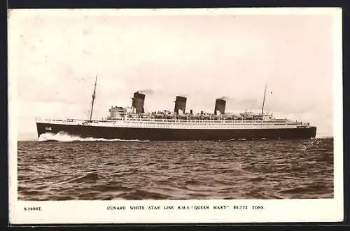 AK Cunard White Star Line, das Passagierschiff R.M.S. Queen Mary in voller Fahrt gesehen