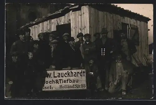 Foto-AK Kassel, Arbeitergruppe der Firma W. Lauckhardt Hoch & Tiefbau vor einer Baracke