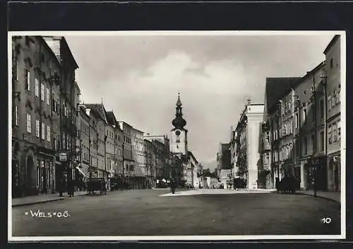 AK Wels, Strassenpartie mit Geschäften und Kirche