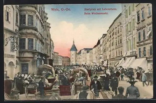 AK Wels, Stadtplatz mit Ledererturm beim Wochenmarkt