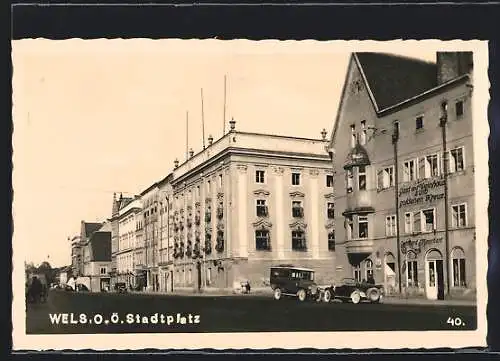 AK Wels, Stadtplatz mit Rathaus, Gast- und Weinhaus Zum goldenen Kreuz