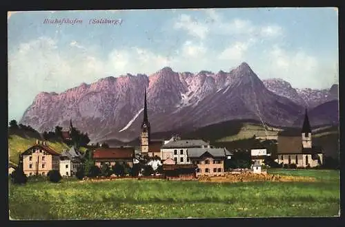 AK Bischofshofen, Ortspanorama mit Kirche und Blick zum Gebirge