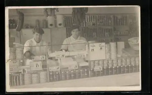 AK Zwei Verkäuferinnen hinter der Ladentheke, Geschäft