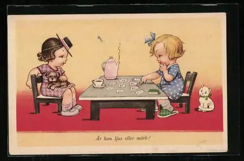 AK zwei kleine Mädchen spielen mit Karten Hellseher, kleine Katze