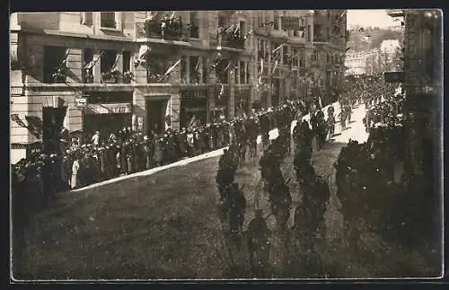 Foto-AK Lausanne, Parade mit Soldaten auf Fahrrädern