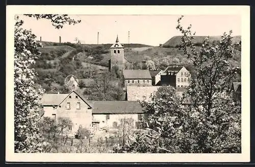 AK Hergisdorf /Eisleben, Ortsansicht mit der Kirche