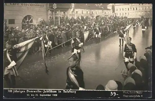 AK Salzburg, Festzug zum 33-jährigen Jubiläum der Domweihe 1928, Fahnenträger in Uniform