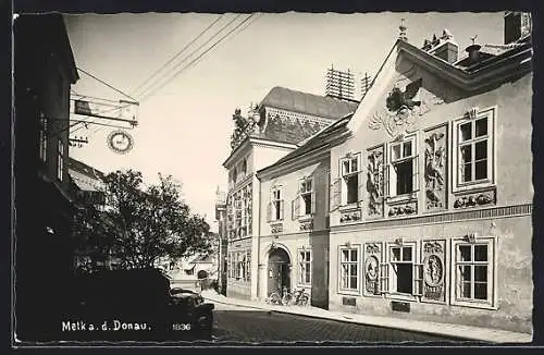 AK Melk a. d. Donau, Strassenpartie am Gasthof zum weissen Rössel