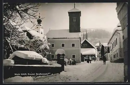 AK Haus /Ennstal, Strassenpartie mit Kirche im Schnee