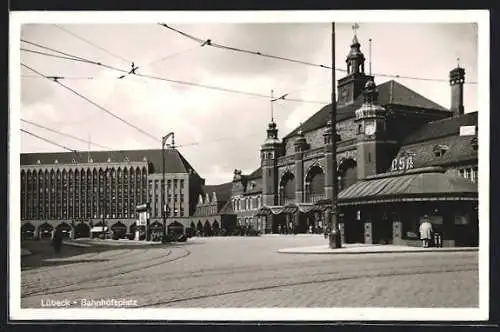 AK Lübeck, Bahnhofsplatz mit Bahnhof