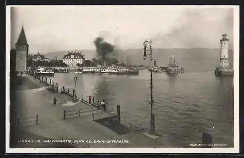 AK Lindau i. B., Blick von der Bahnhofterrasse auf den Hafen mit Leuchtturm