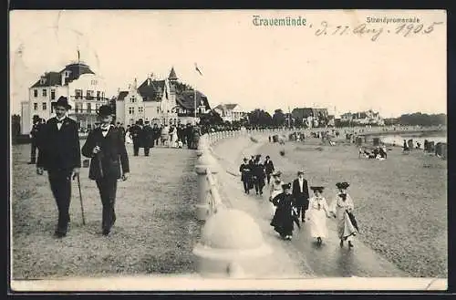 AK Travemünde a. d. Ostsee, Spaziergänger auf der Strandpromenade und am Strand
