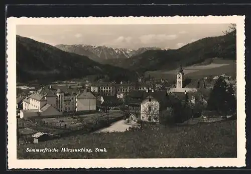 AK Mürzzuschlag /Stmk., Ortsansicht gegen die Berge