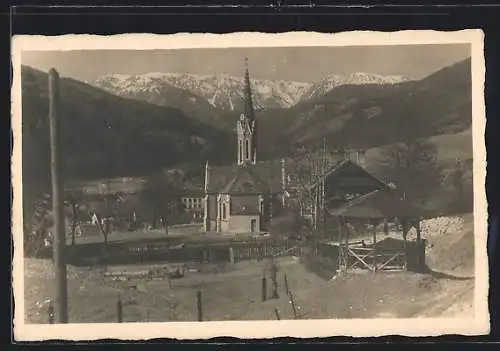 AK Mürzzuschlag /Stmk., Die Kirche im Bergpanorama