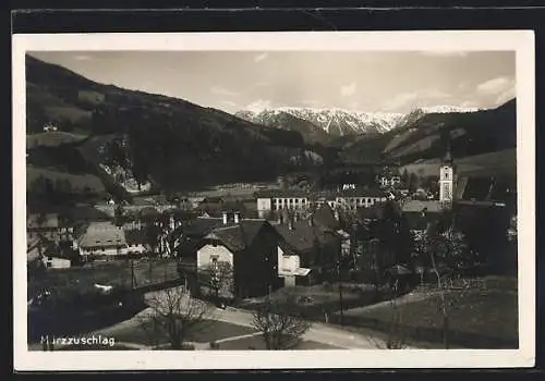 AK Mürzzuschlag, Ortsansicht mit der Kirche gegen die Berge