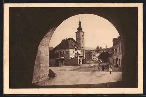 AK Mürzzuschlag, Pfarrkirche durch Tor gesehen