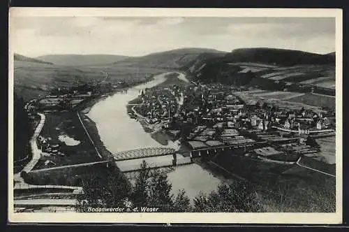 AK Bodenwerder / Weser, Panoramablick mit Flussbrücke