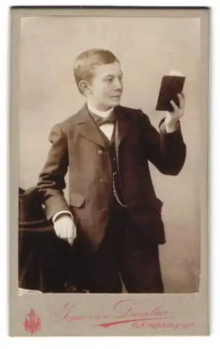 Fotografie Jean van Daalen, Gmünd, Marktplatz, Junger Mann im Anzug mit einem Buch