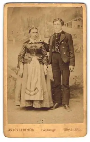 Fotografie Anton Lehemeir, Trostberg, Junger Mann und Frau in Trachtenkleidung