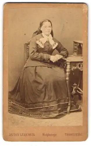 Fotografie Anton Lehemeir, Trostberg, Junge Dame in zeitgenössischer Kleidung