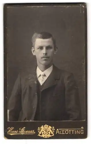 Fotografie Hans Strauss, Altötting, Schlotthammerstr. 1, Neuöttingerstr. 37, Junger Herr im Anzug mit Krawatte