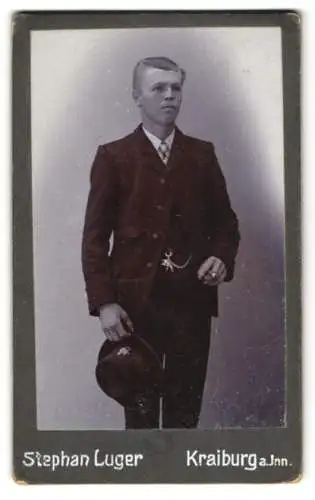 Fotografie Stephan Luger, Kraiburg am Inn, Junger Herr im Anzug mit Krawatte