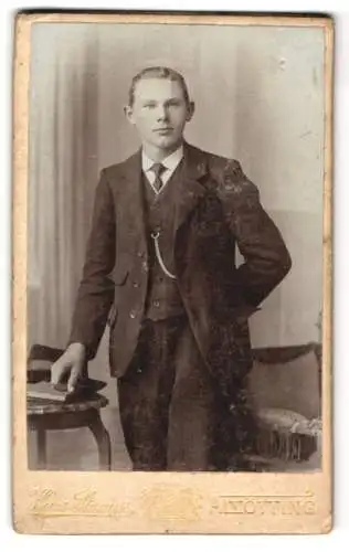 Fotografie Hans Strauss, Altötting, Schlotthammerstr. 1, Neuöttingerstr. 37, Junger Herr im Anzug mit Krawatte