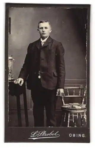 Fotografie L. Strobel, Obing, Junger Mann im Anzug mit Krawatte