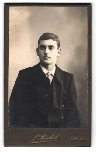 Fotografie L. Strobel, Obing, Junger Herr im Anzug mit Krawatte