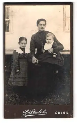 Fotografie L. Strobel, Obing, Bürgerliche Dame mit Mädchen und Kleinkind