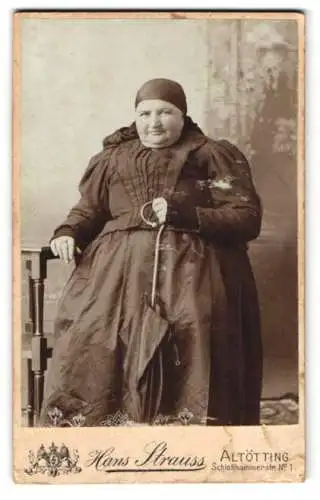 Fotografie Hans Strauss, Altötting, Schlotthammerstr. 1, Beleibte Dame in schlichter Kleidung