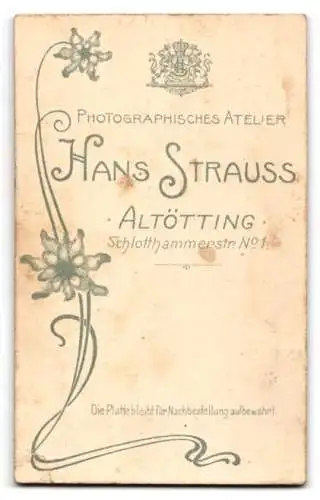 Fotografie Hans Strauss, Altötting, Schlotthammerstr. 1, Beleibte Dame in schlichter Kleidung