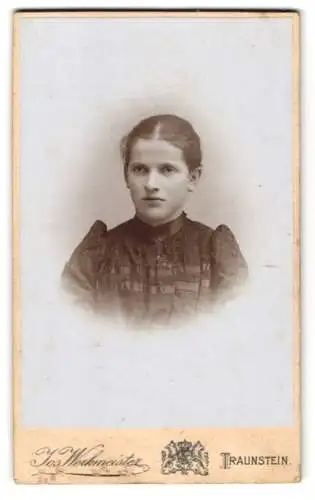 Fotografie Jos. Werkmeister, Traunstein, Ludwigstr. 14, Junges Mädchen mit zurückgebundenem Haar