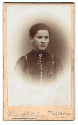 Fotografie Carl Stallechner, Trostberg a. d. Alz, Junge Dame mit zurückgebundenem Haar
