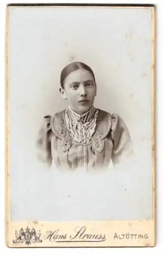 Fotografie Hans Strauss, Altötting, Schlotthammerstr. 1, Neuöttingerstr. 37, Junge Dame mit zurückgebundenem Haar